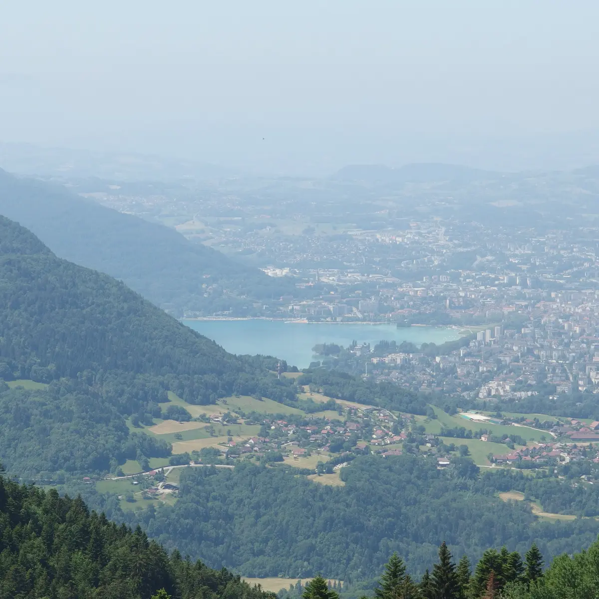 Vue sur Annecy depuis Chalet Chappuis - Photo sous licence Creative Commons https://creativecommons.org/licenses/by/2.0/