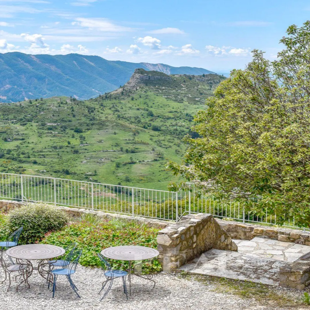 Coin salons de jardin avec vue sur la vallée