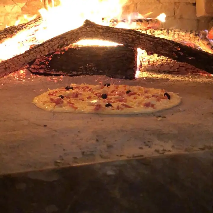 Pizza au feu de bois