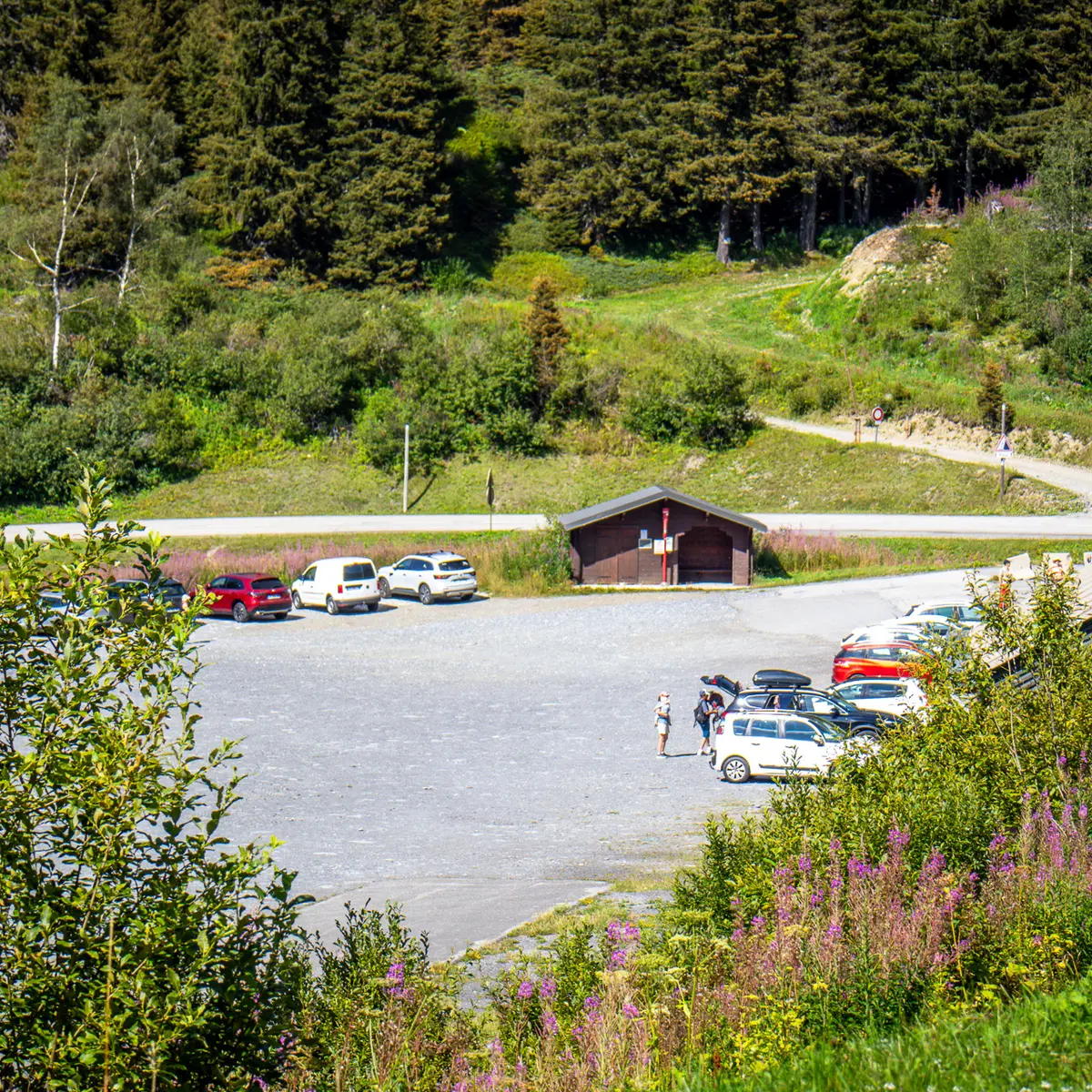 Vue plus éloignée du parking de Vernant