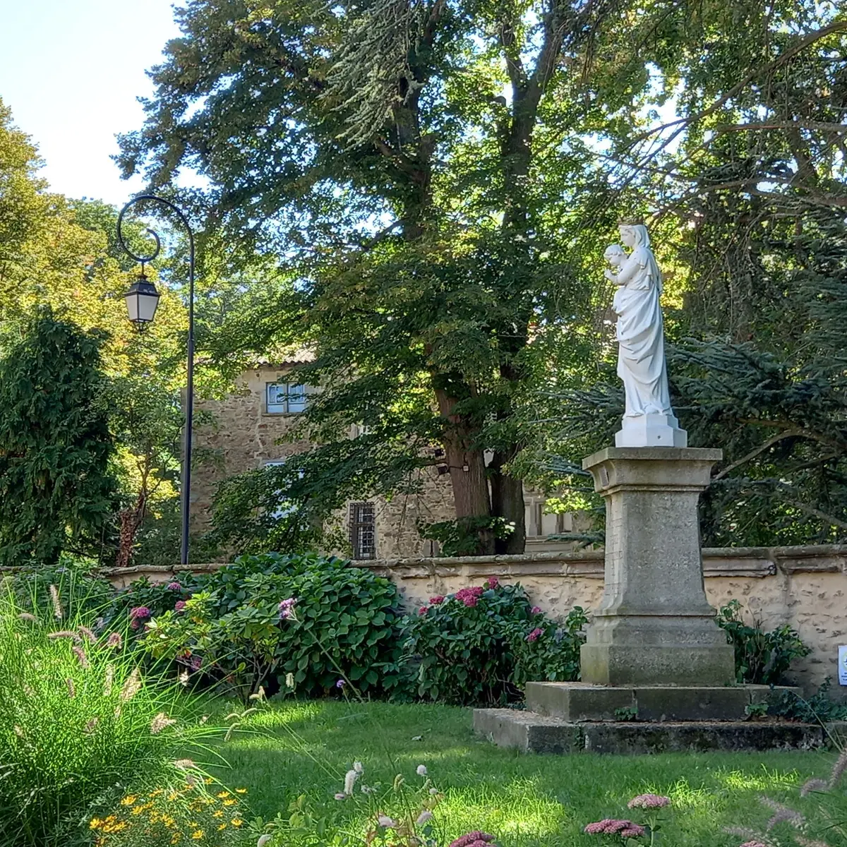 Vers l'église - Chevirères