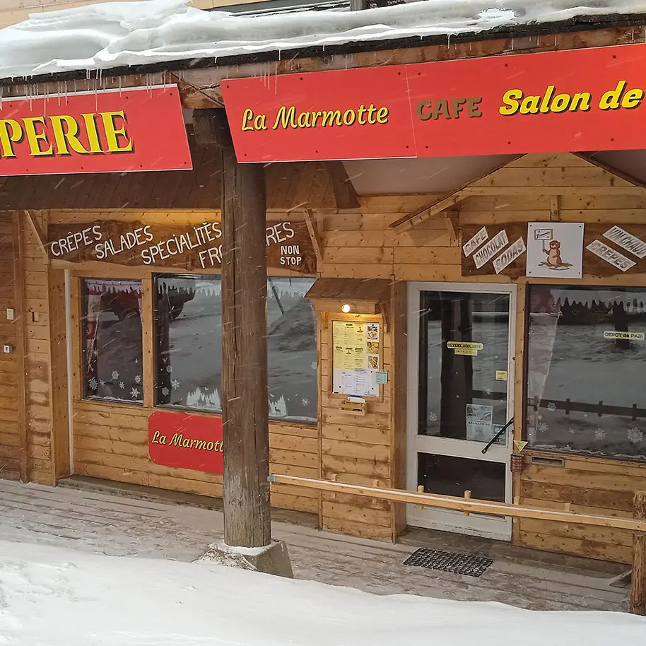 Devanture de la crêperie, façade vitrée avec spécialités affichées :crêpes, salades, spécialités, fritures
