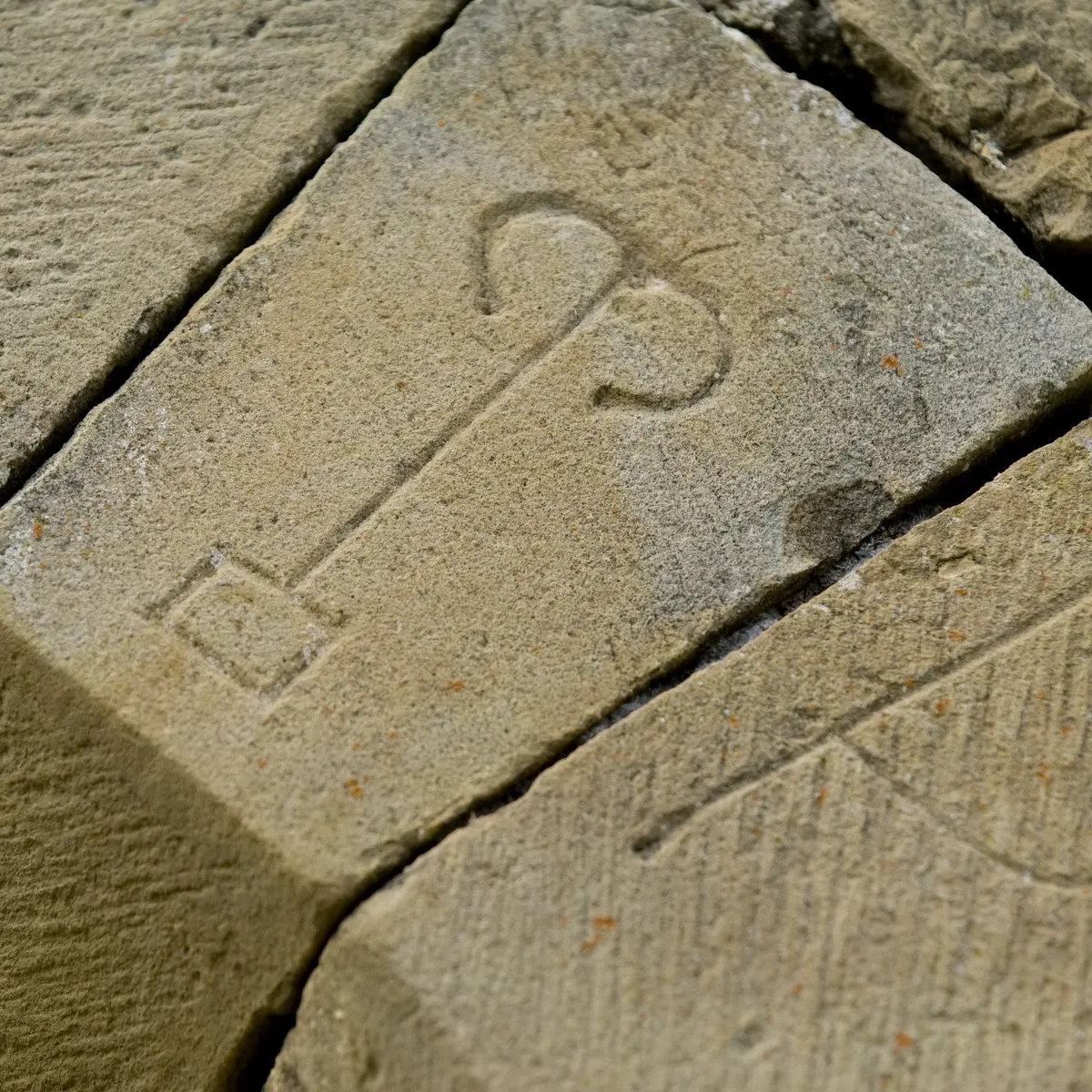 Marques de tâcheron sur l'église de Saint-Cyrice