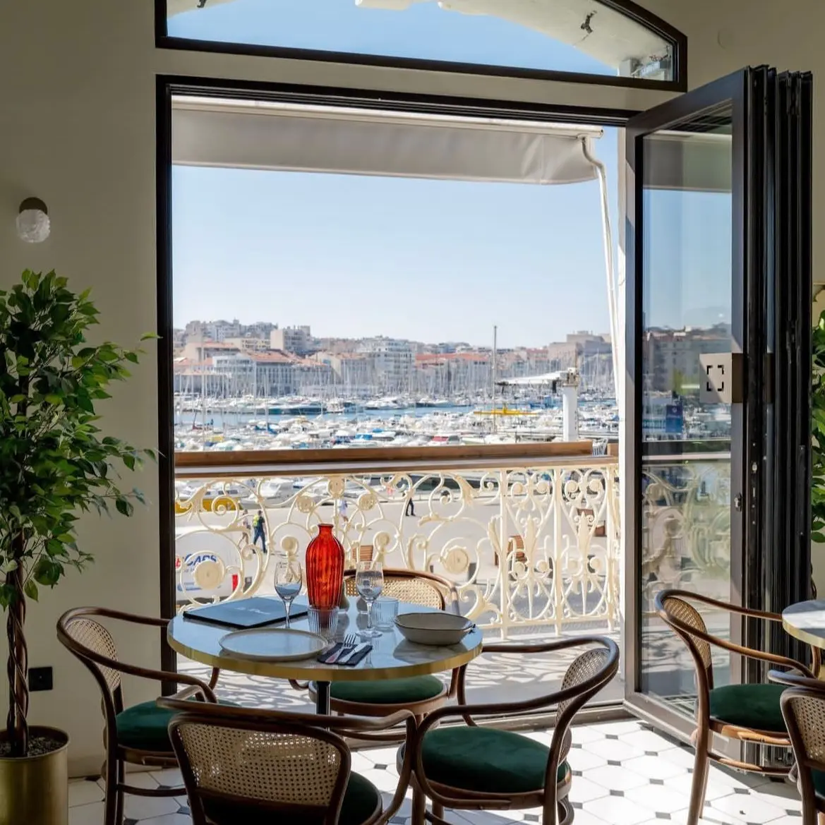 table devant fenêtre avec vue sur le vieux port