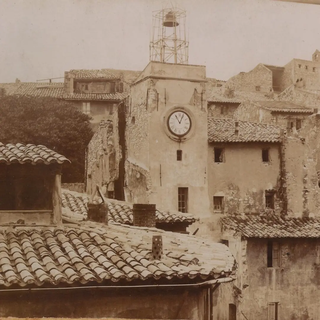 L'ancienne tour de l'horloge avant 1898 au milieu du quartier éponyme.