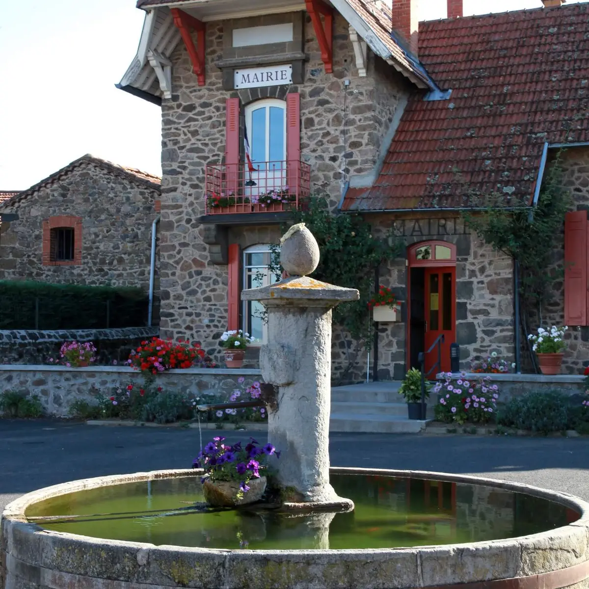 Fontaine et maison Javaugues