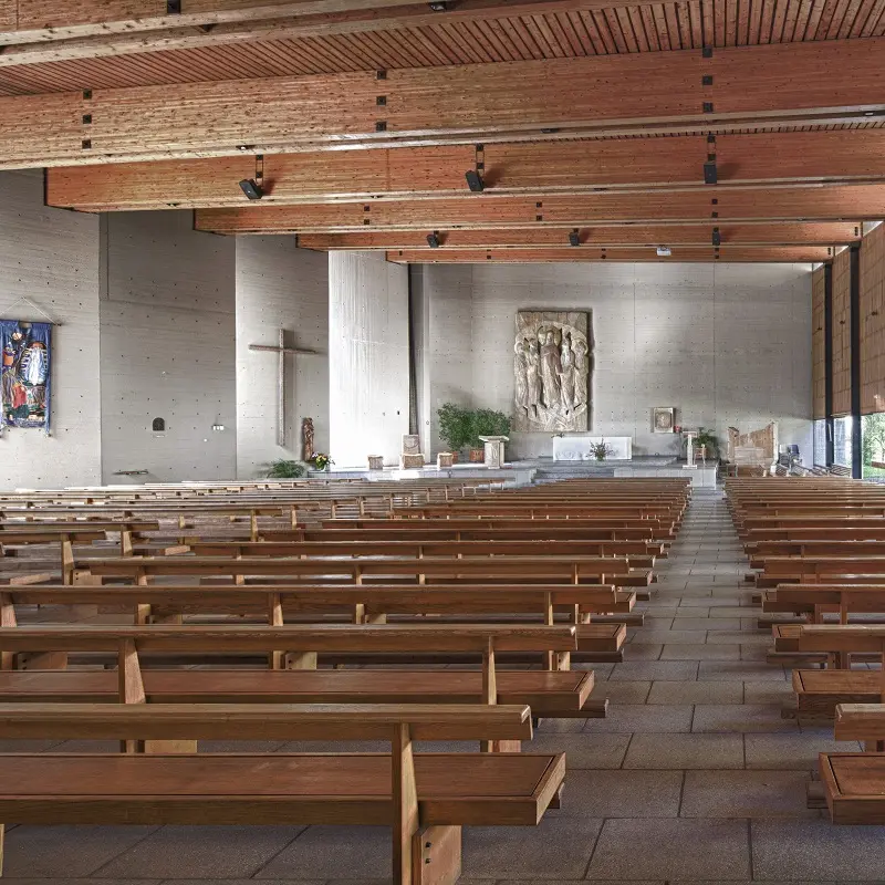 Vue intérieure de l'église Sainte-Bernadette d'Annecy