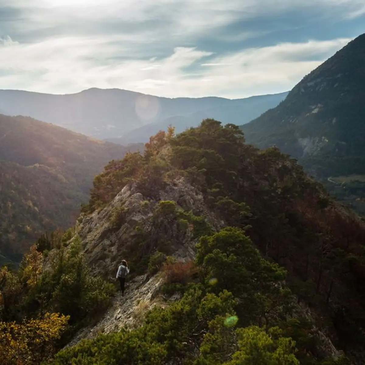 Le sentier passe de col en col et offre une vue panoramique