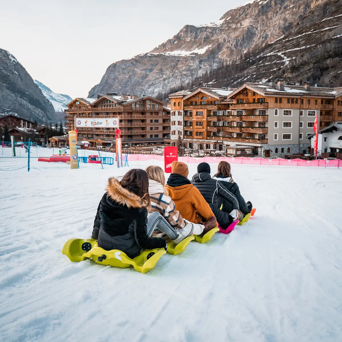 Snake Gliss entre amis à Val d'Isère en hiver sur la piste de la Savonnette