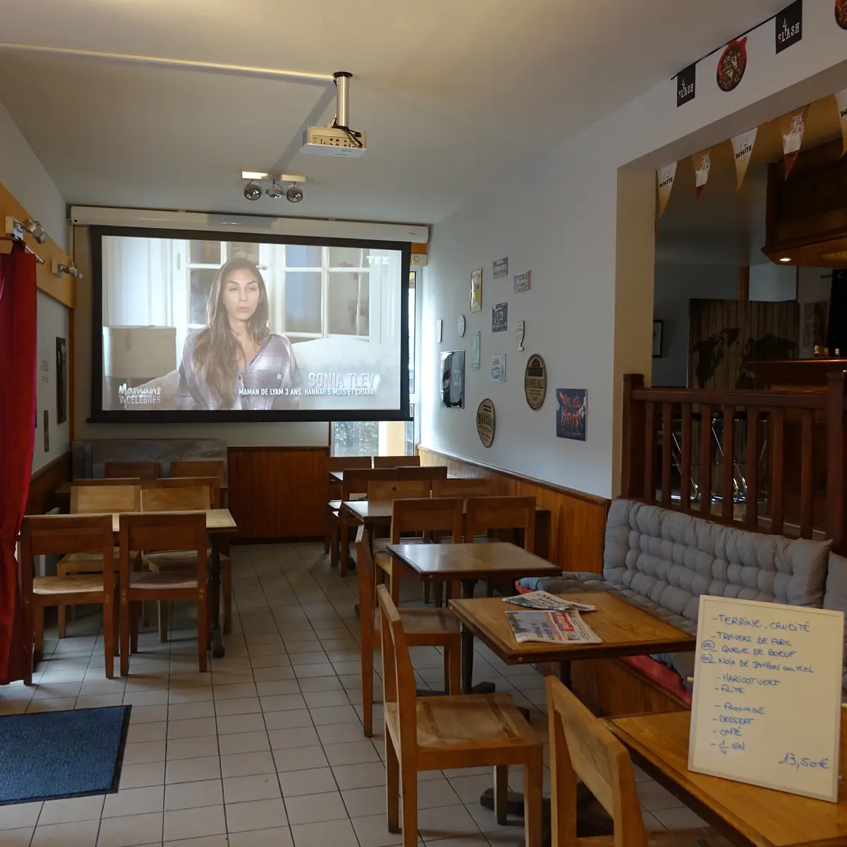 La salle et son écran géant