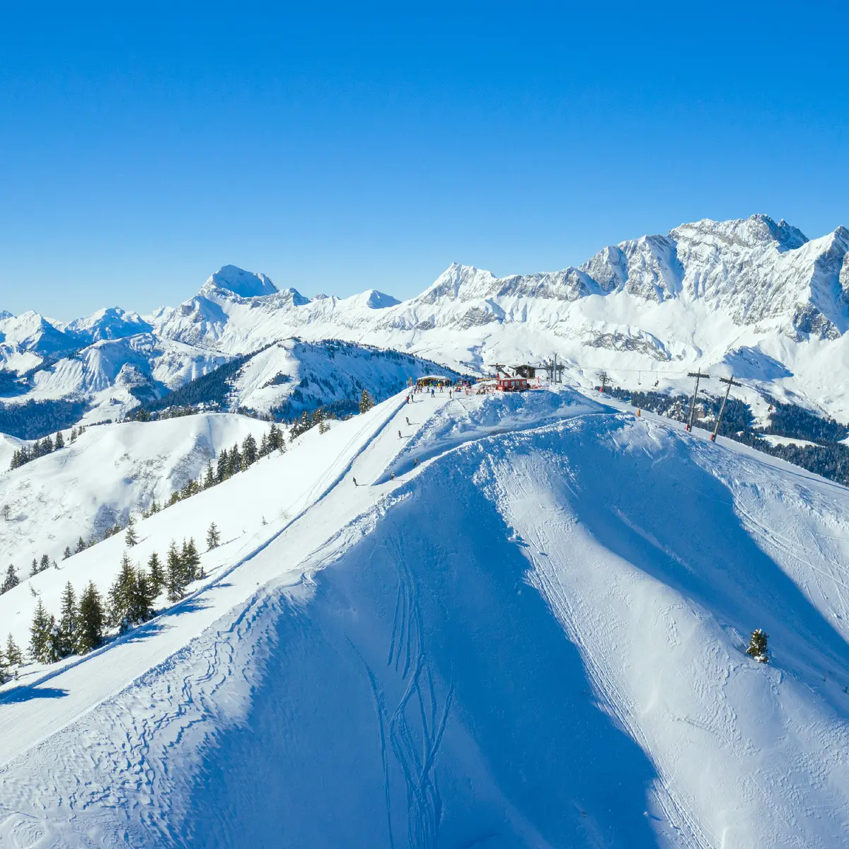 Vue aérienne du sommet du Torraz avec les Aravis en arrière-plan sur le Domaine de La Giettaz