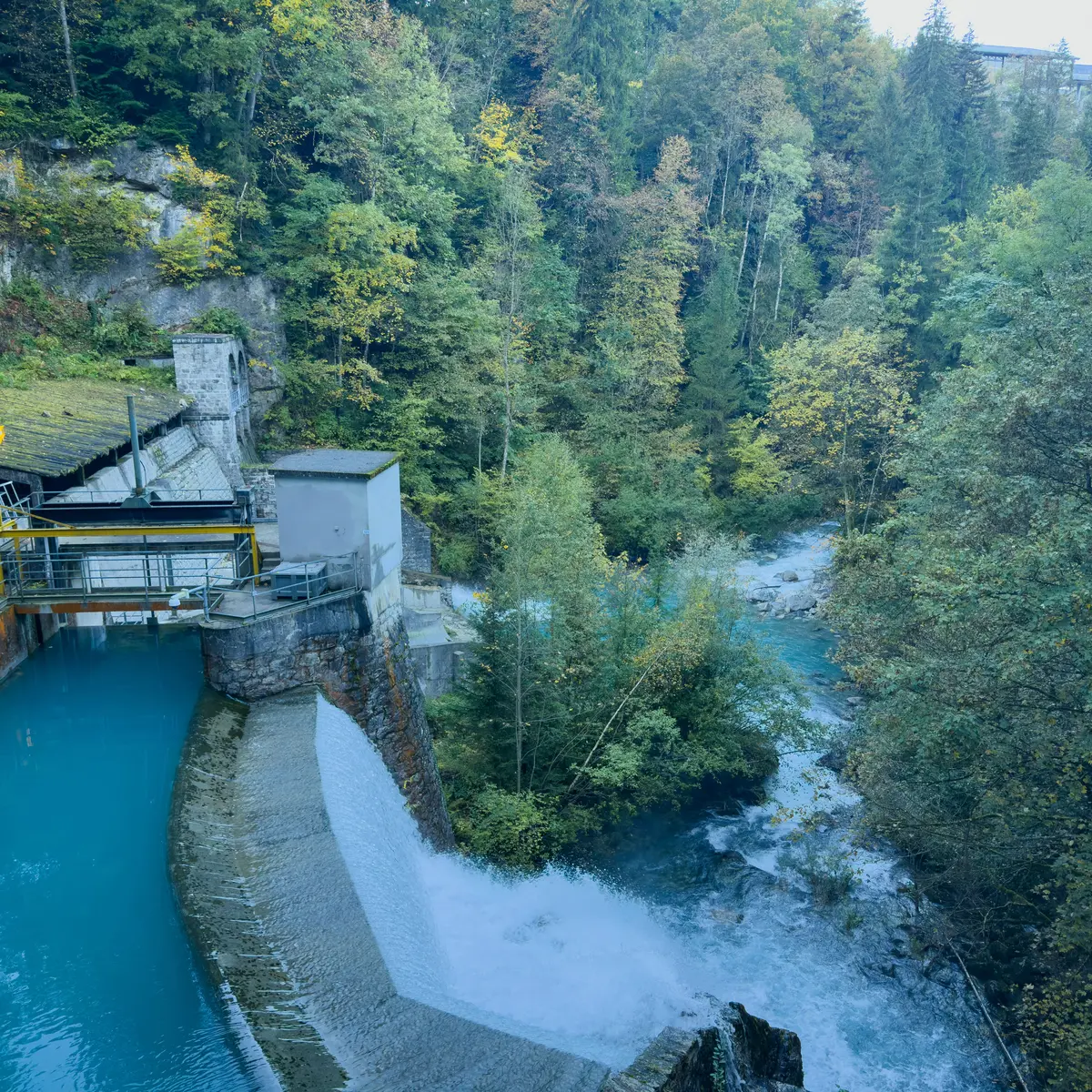 La centrale hydroélectrique en aval du pont
