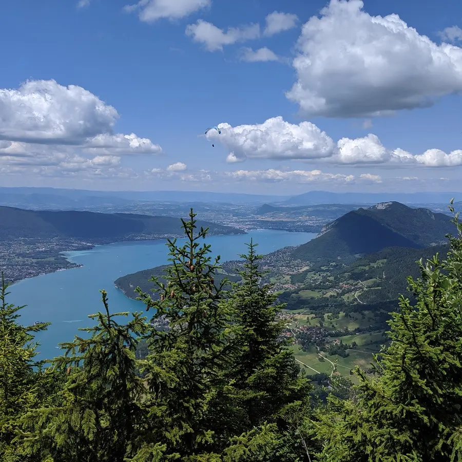 photo du panorama vue sur le lac annecy