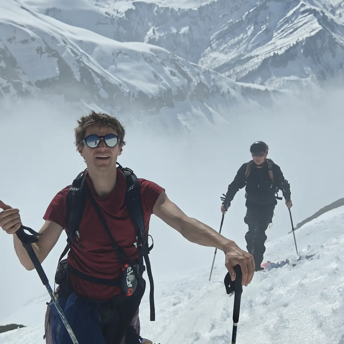 2 skieurs de randonnée en montée