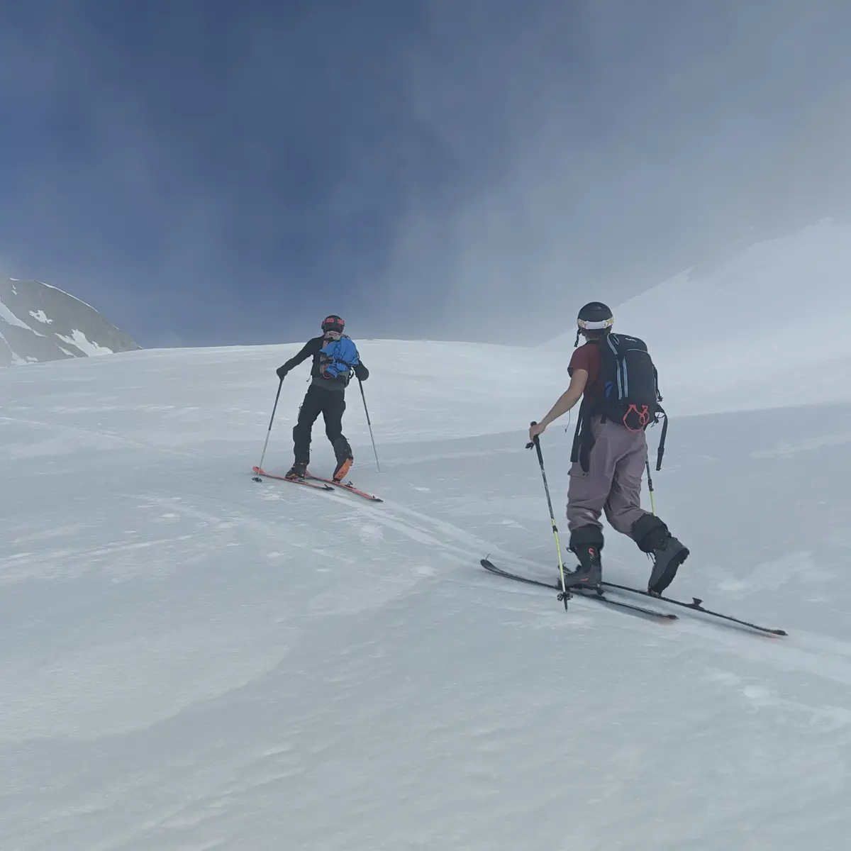 2 skieurs de randonnée en montée
