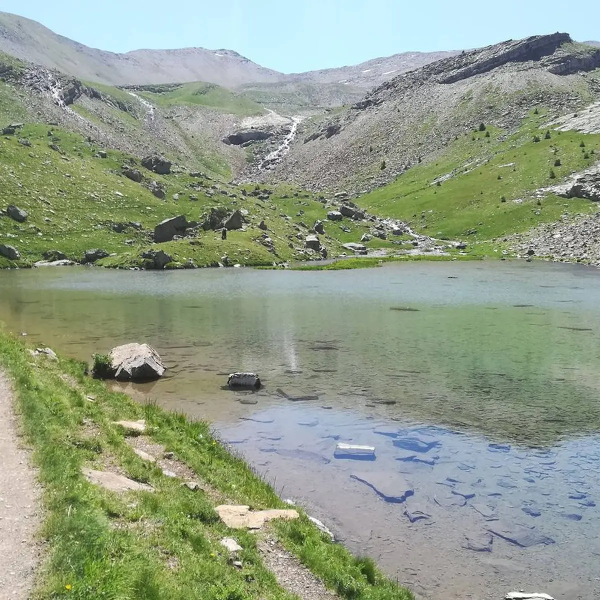 Lac du Crachet et ses montagnes