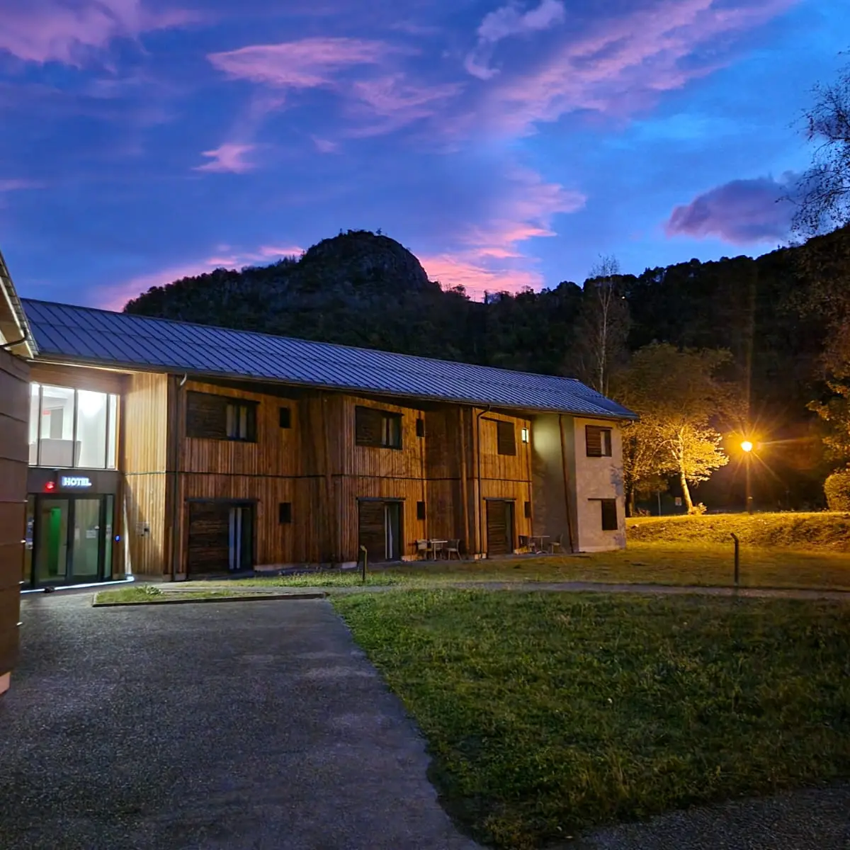 Auberge by Night