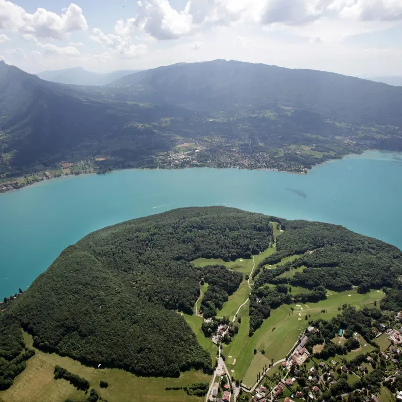 Vue sur le Roc de Chère et le lac d'Annecy