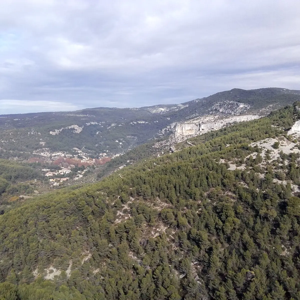 Vue sur Fontaine-de-Vaucluse