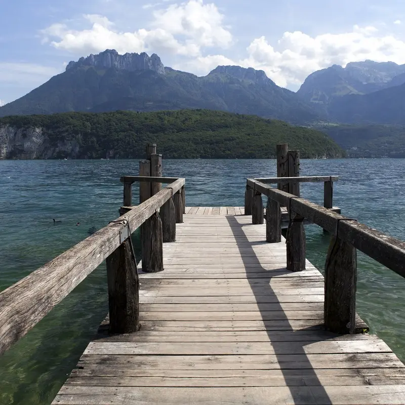 Le Roc de Chère et les montagnes du lac d'Annecy vus depuis l'embarcadère de Saint-Jorioz
