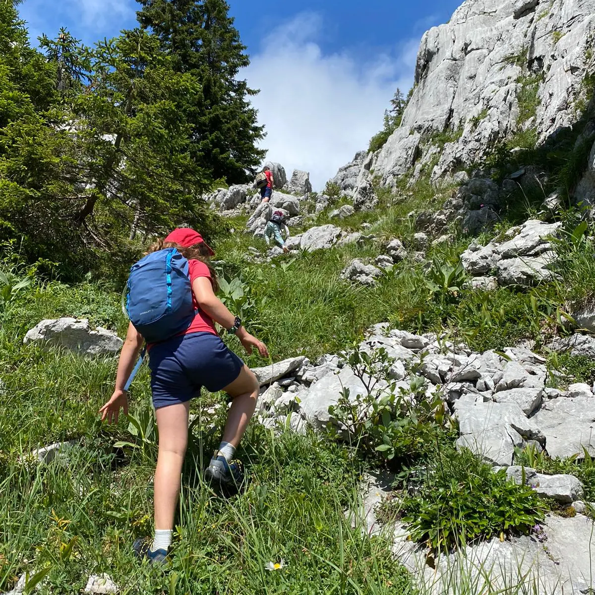 enfant en train de monter au milieu des rochers
