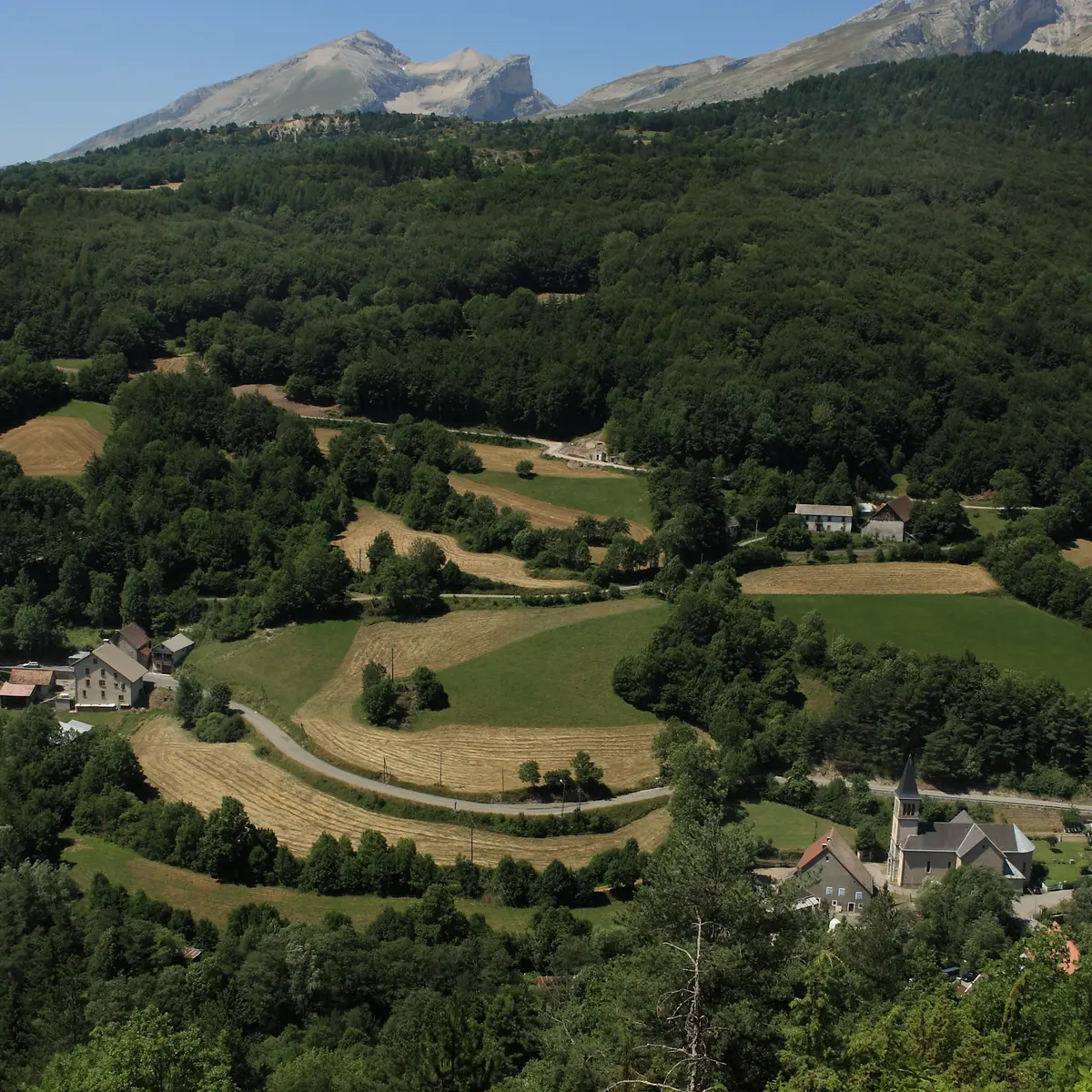 Village de Saint Disdier sur le pardcours du Tour du Dévoluy, Hautes-Alpes
