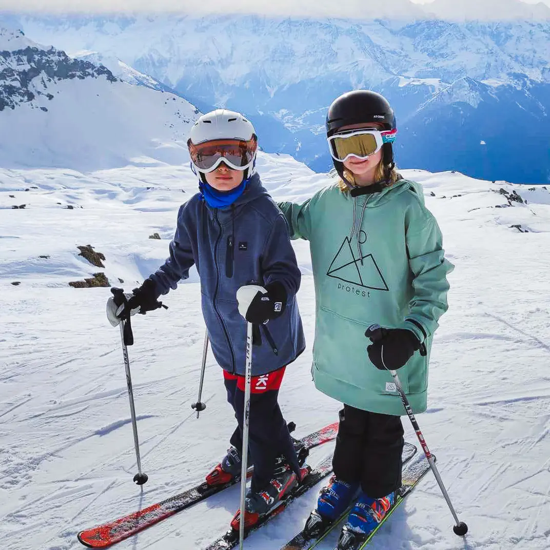Deux enfants en cours de ski au sommet des Lindars