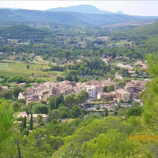 Vue du village de Villecroze depuis la Voie Romaine
