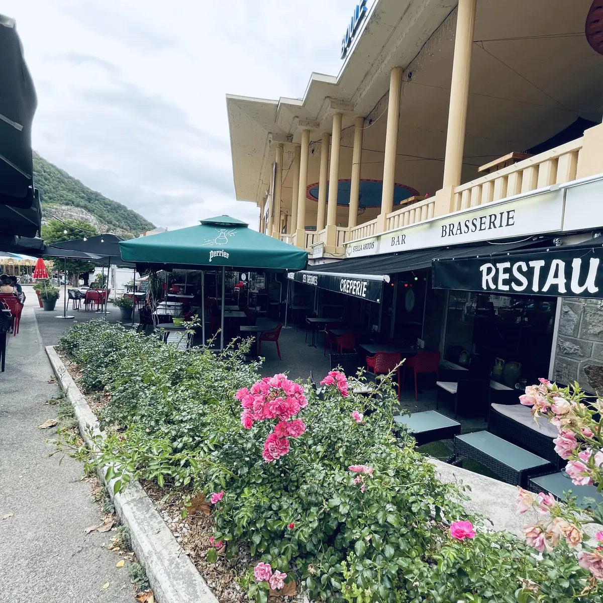 Terrasse au bord de l'allée