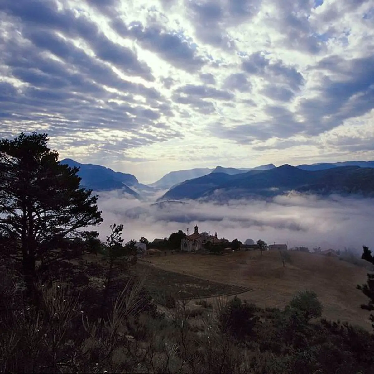 Etoile-Saint-Cyrice sous un ciel impressionnant