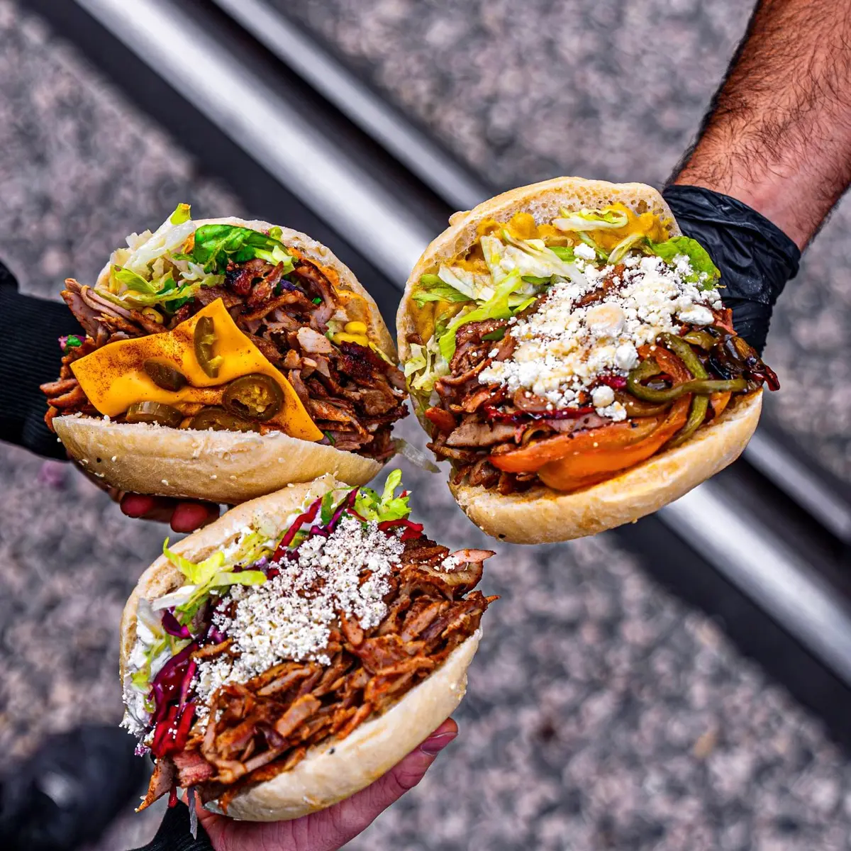 plusieurs kebabs, différents infrédients