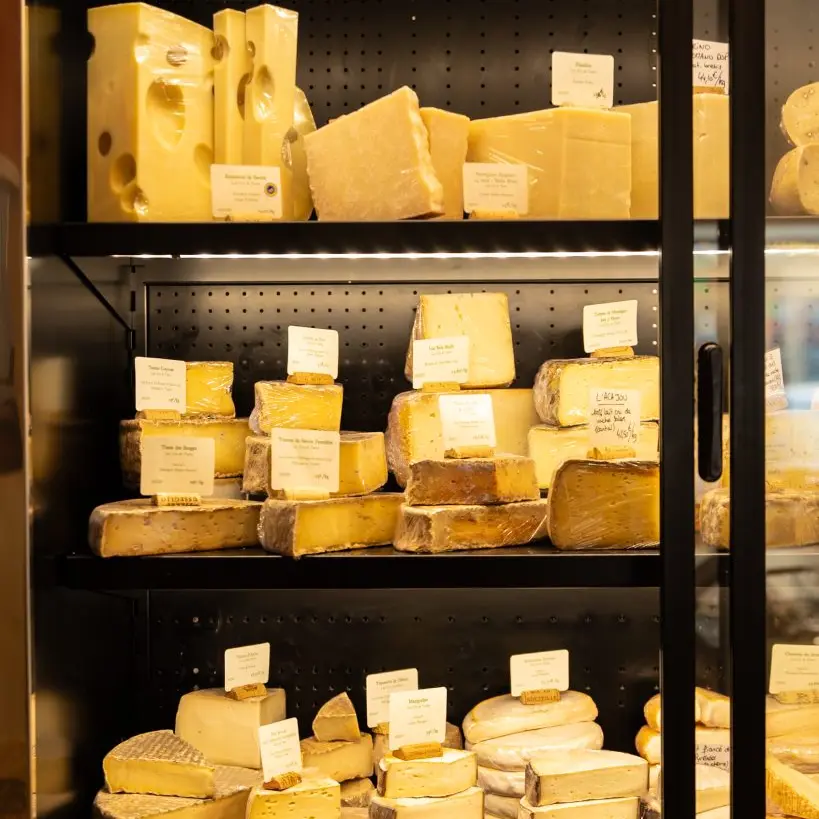 vitrine avec des fromages