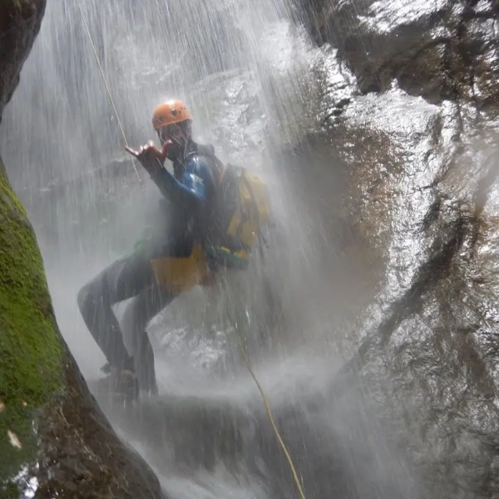 Descente en rappel dans les cascades