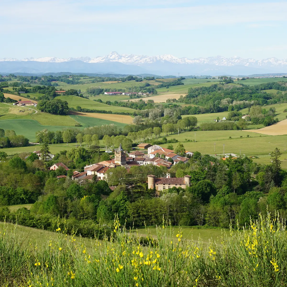 Vue sur le village de Saint-Martin-d'Oydes et la chaîne des Pyrénées