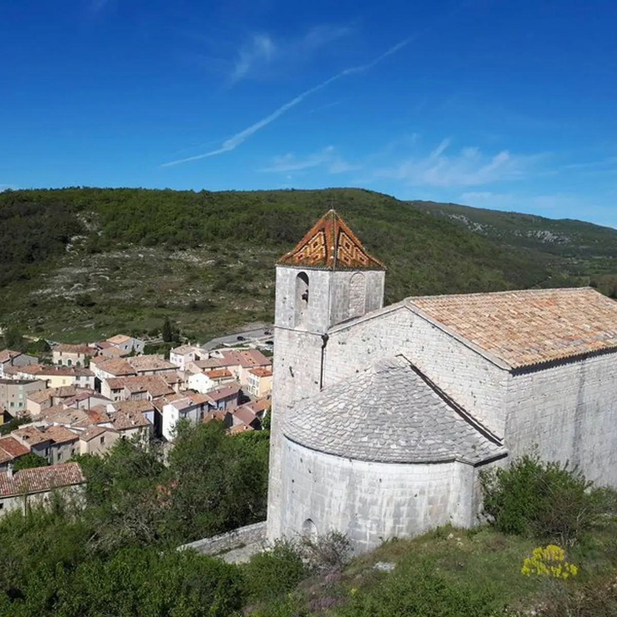 Vue sur le clocher de la chapelle St-André et le village de Comps sur Artuby en contrebas