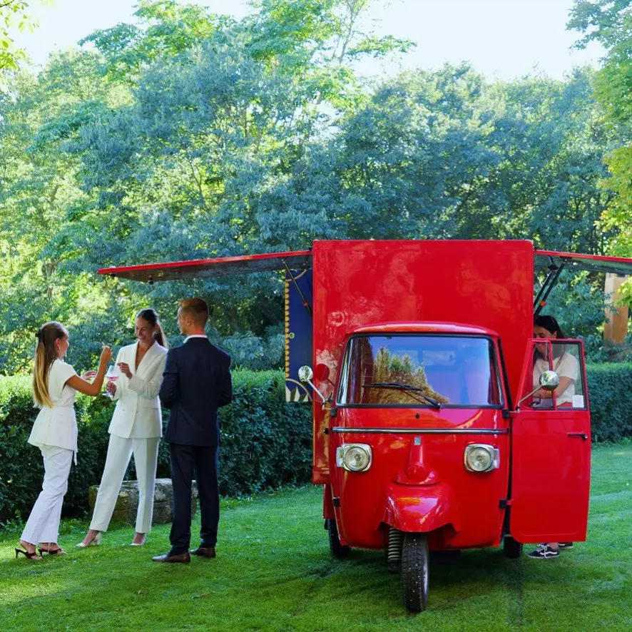 triporteur rouge et 3 personnes à coté