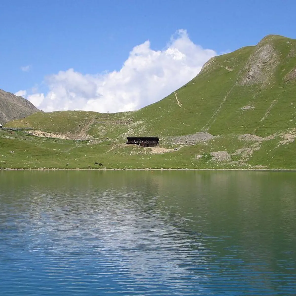 Le lac et le refuge de la Muzelle