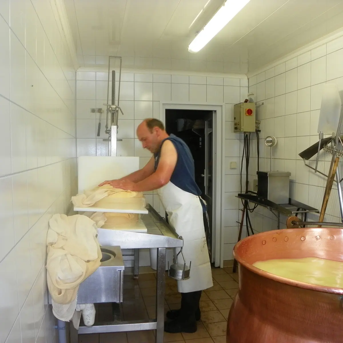 Domminique en train de fabriquer le fromage