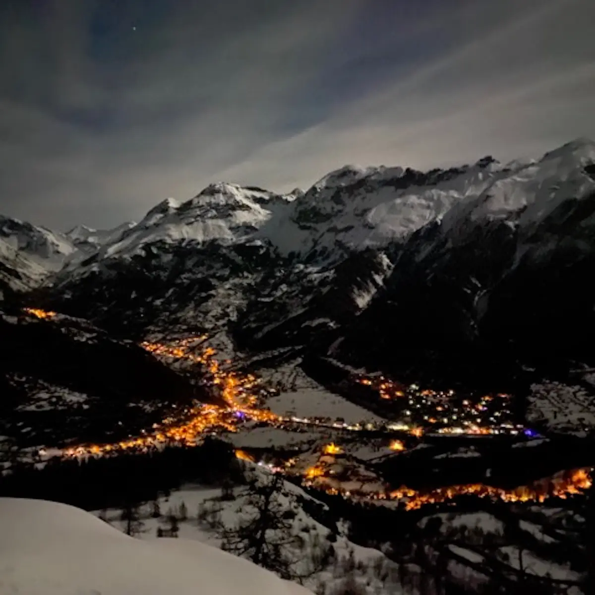 la vallée un soir de pleine lune