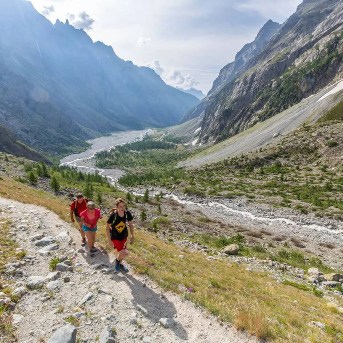Randonneurs sur le sentier du Glacier Noir