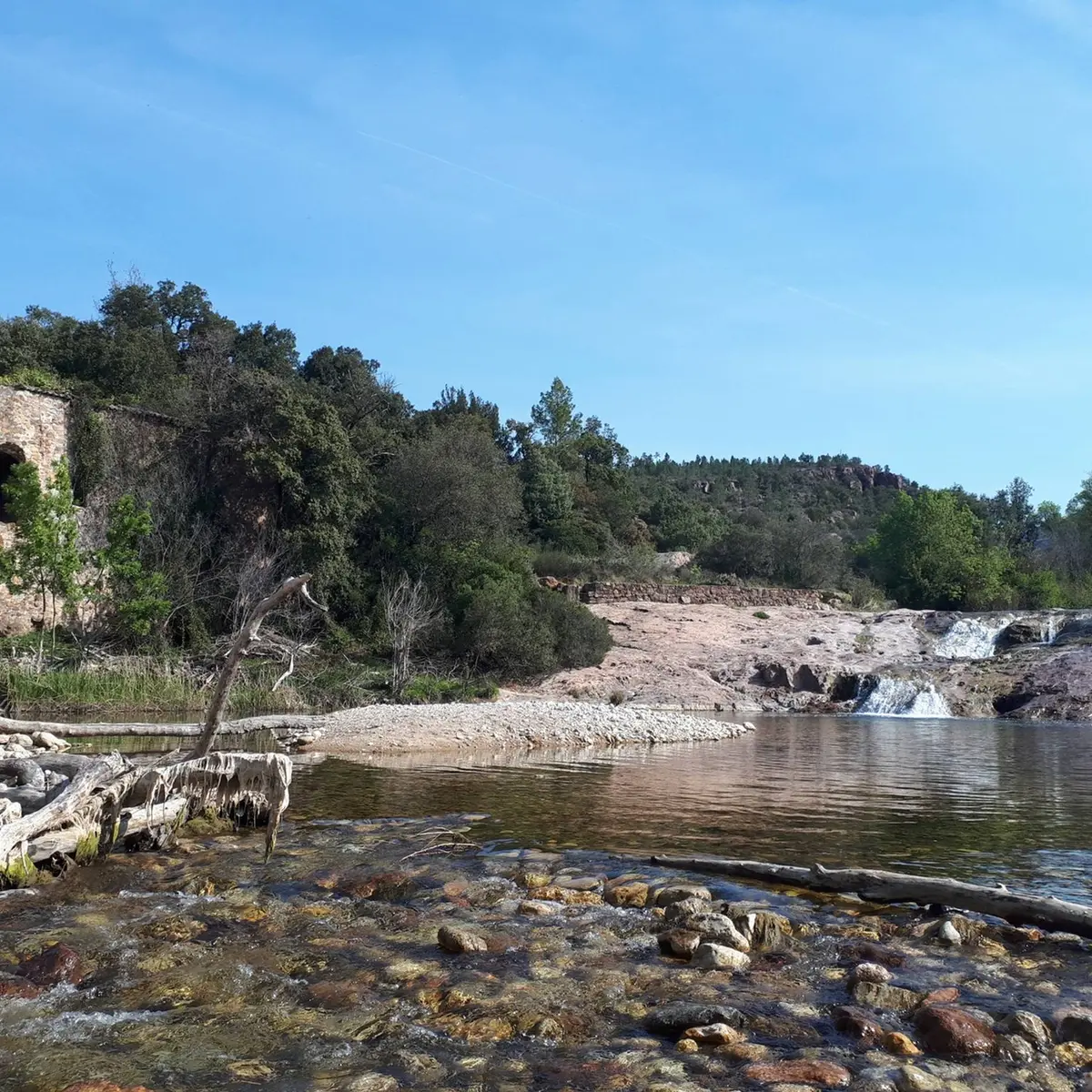 Vue sur l'ancien moulin Gournié et les chutes d'eau de la rivière