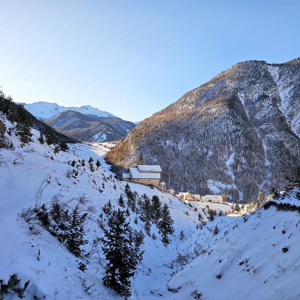 Eglise St Michel et vue sur Cervières depuis l'itinéraire