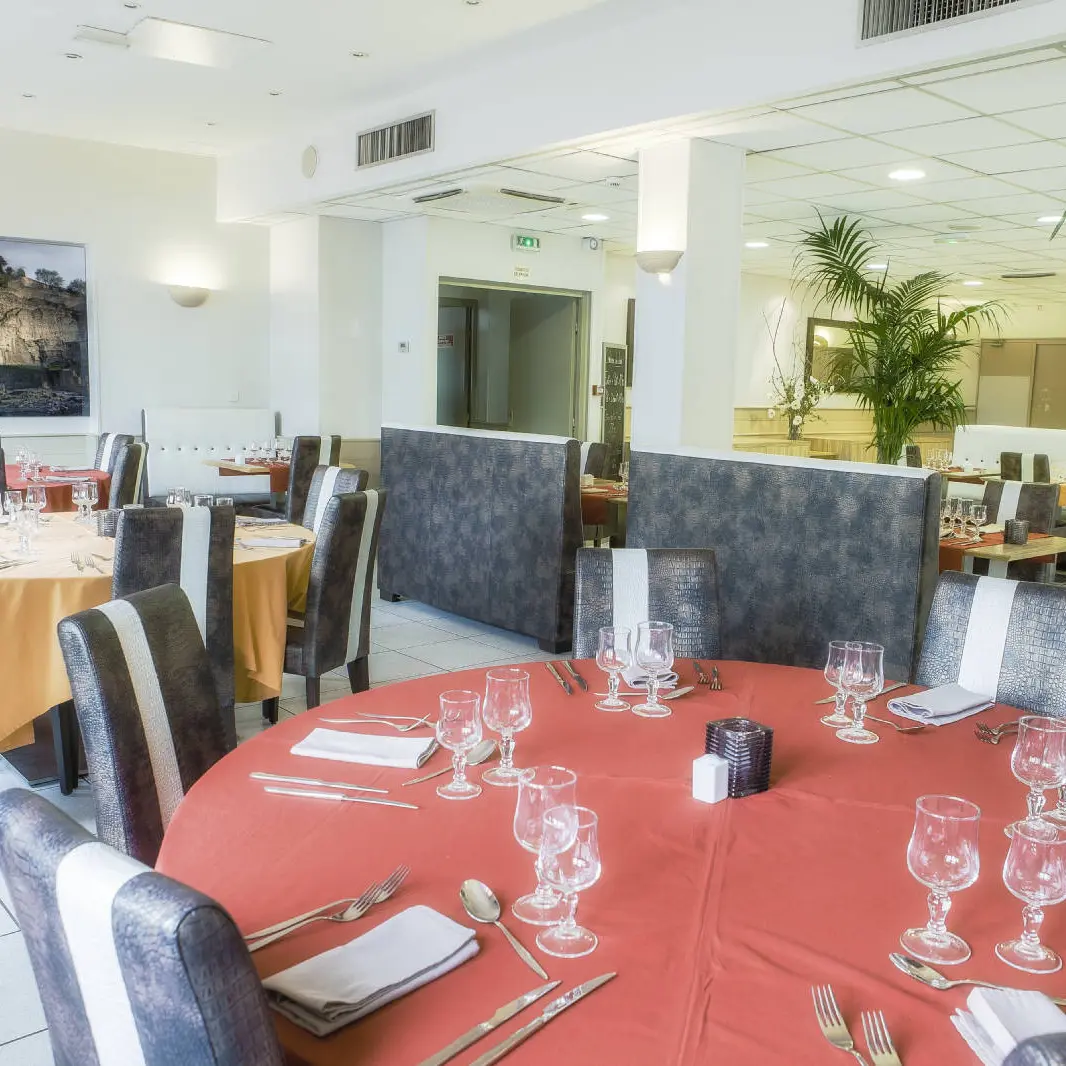 Restaurant Kyriad Orange Tables