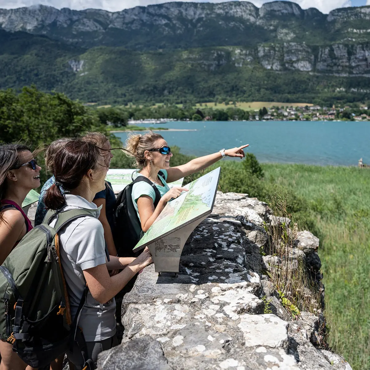 groupe en haut de la tour avec vue sur le lac