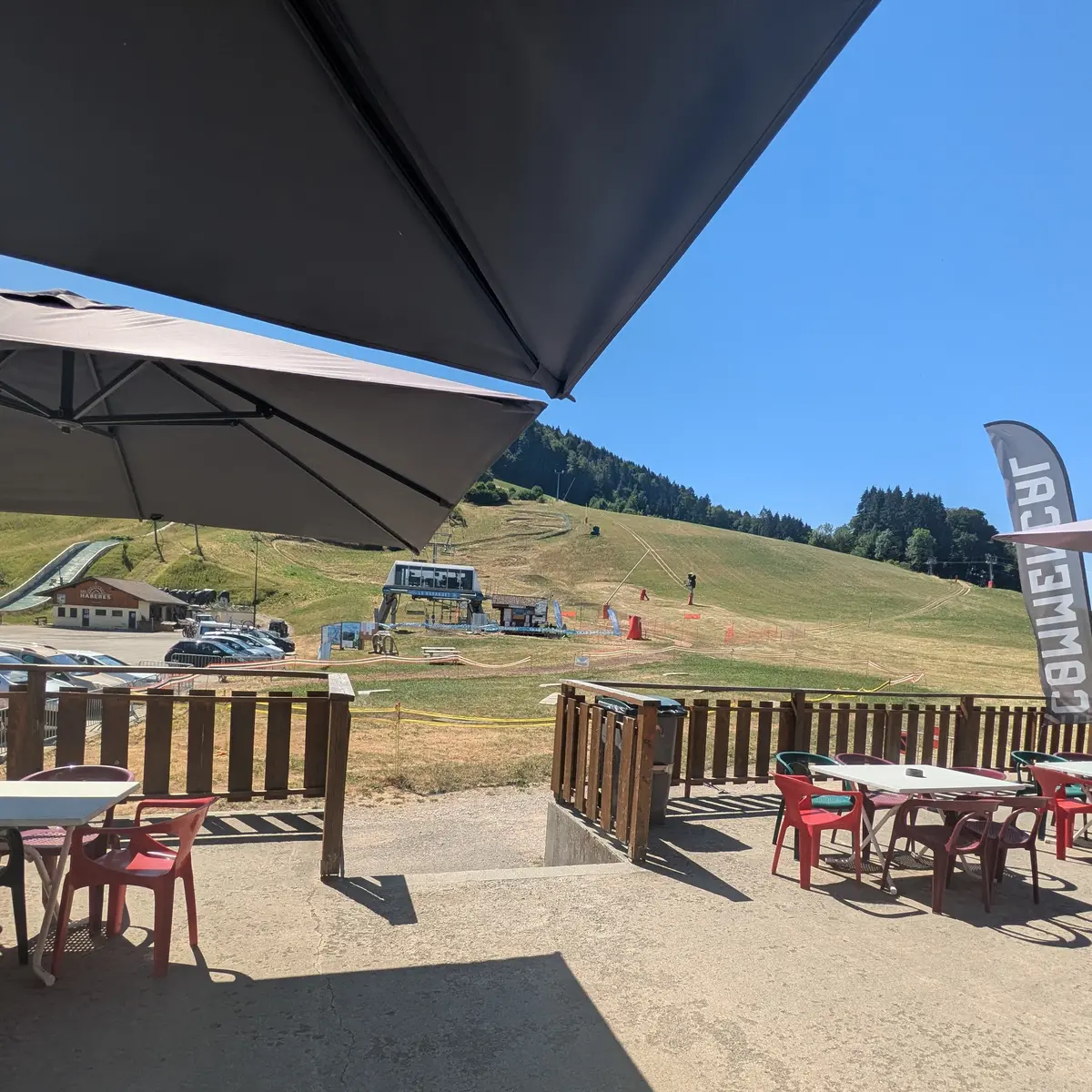 Terrasse du Christiana en été Vue bike park