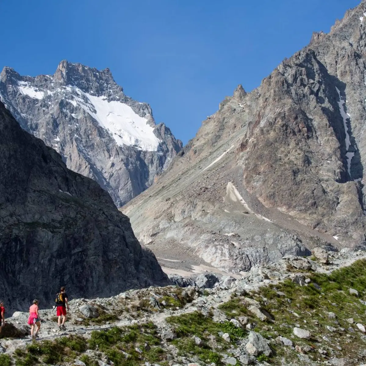 Randonneurs sur le sentier du Glacier Noir