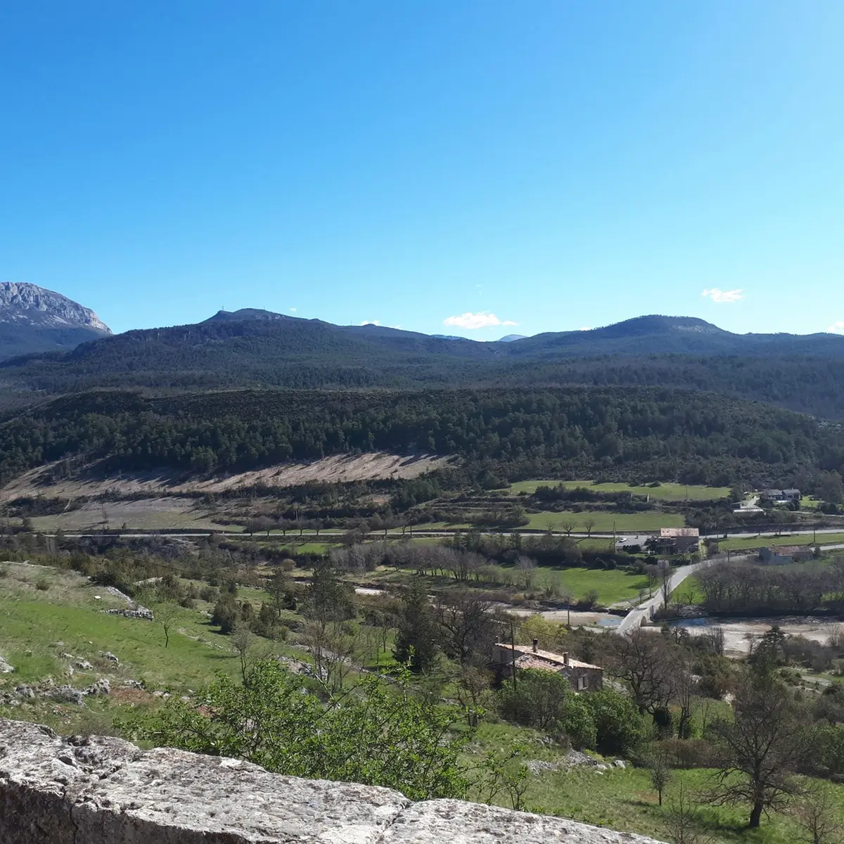 Panorama sur la vallée et les sommets en arrière-plan