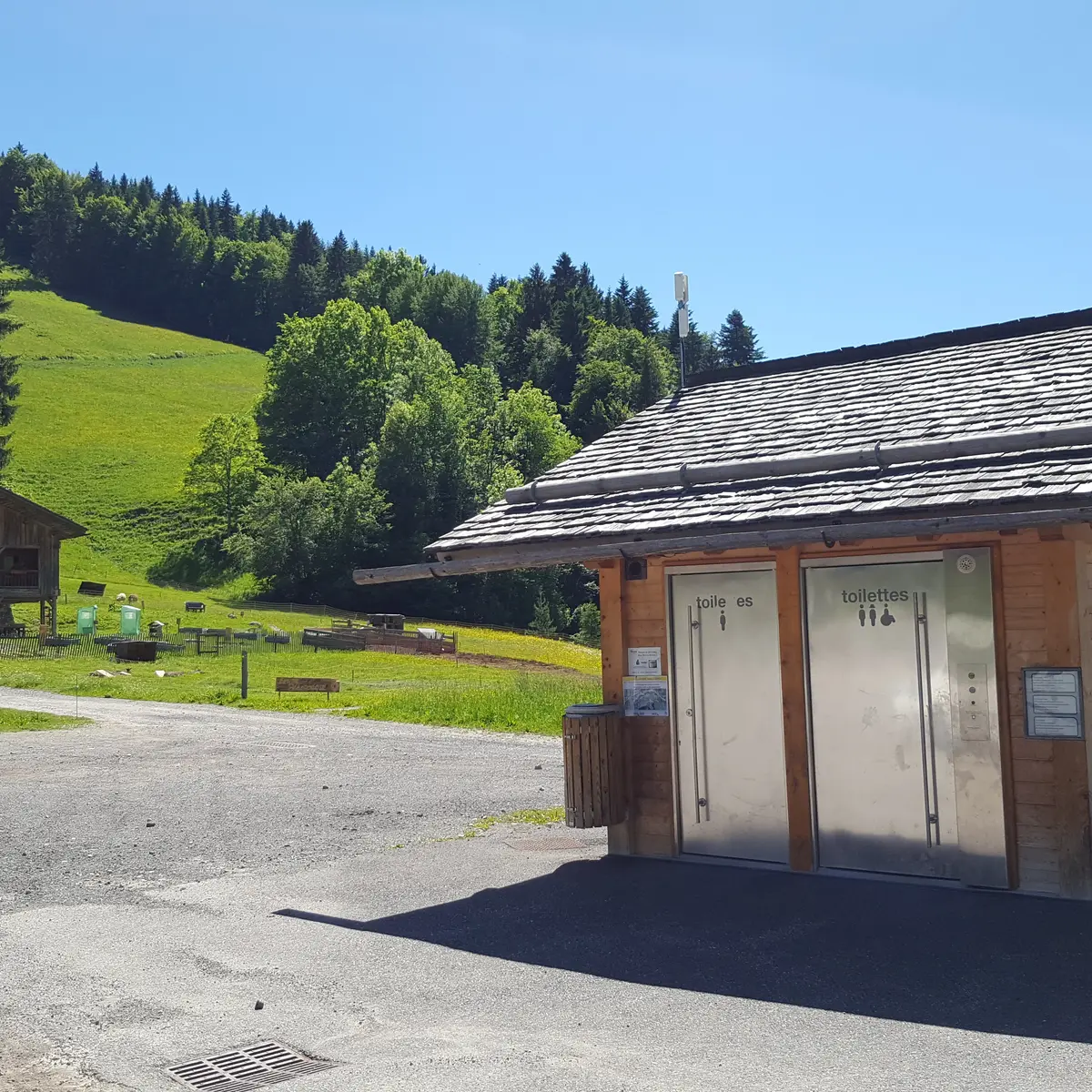 Toilettes publiques Ferme de la nature