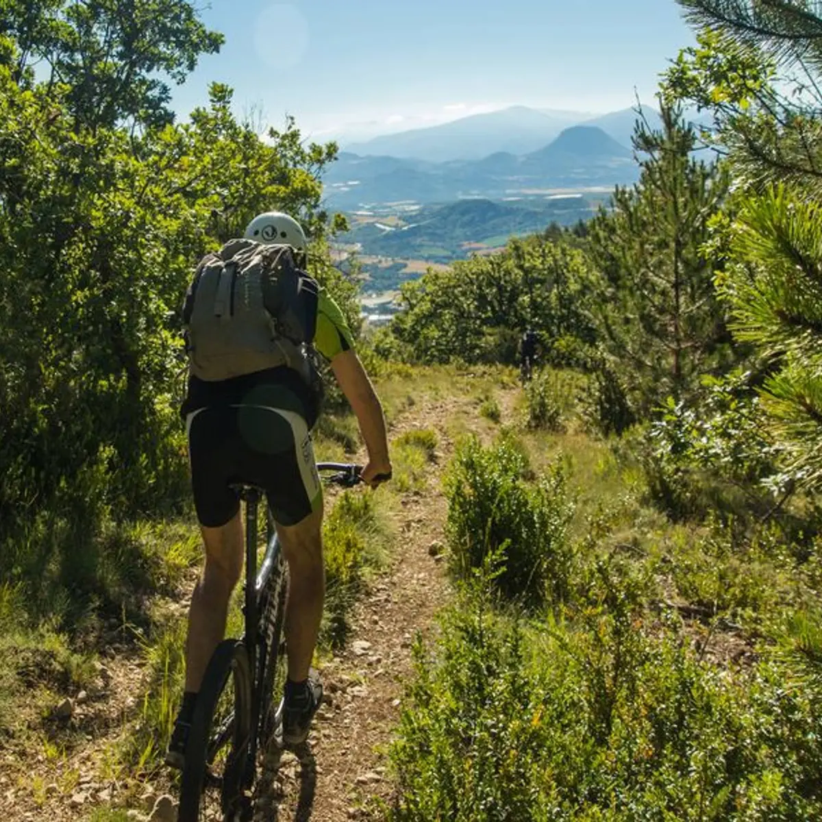 Descente sur sentier avec vue dégagée