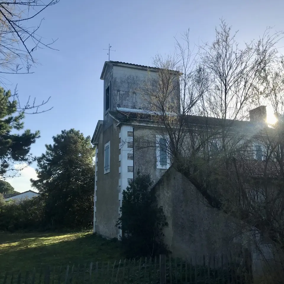Maison-phare vue depuis l'extérieur